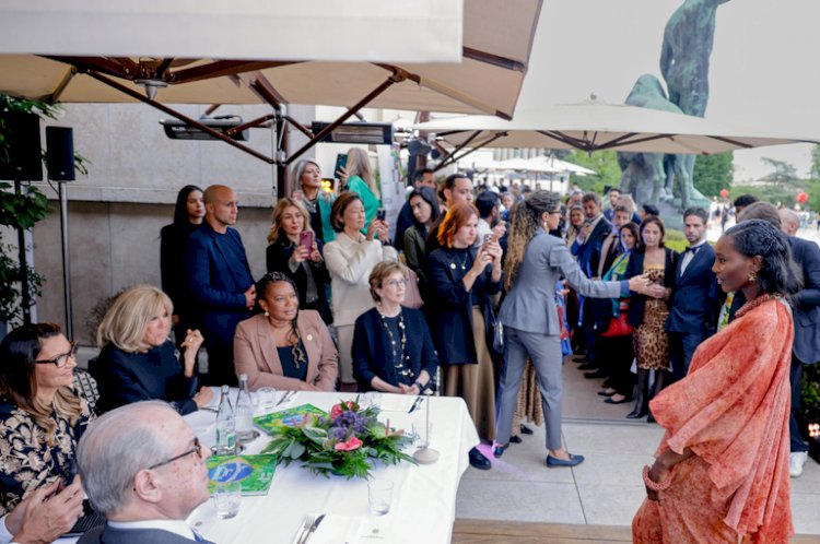 Ao lado das primeiras-damas do Brasil e França, Margareth Menezes prestigia desfile que celebra a diversidade brasileira em Paris