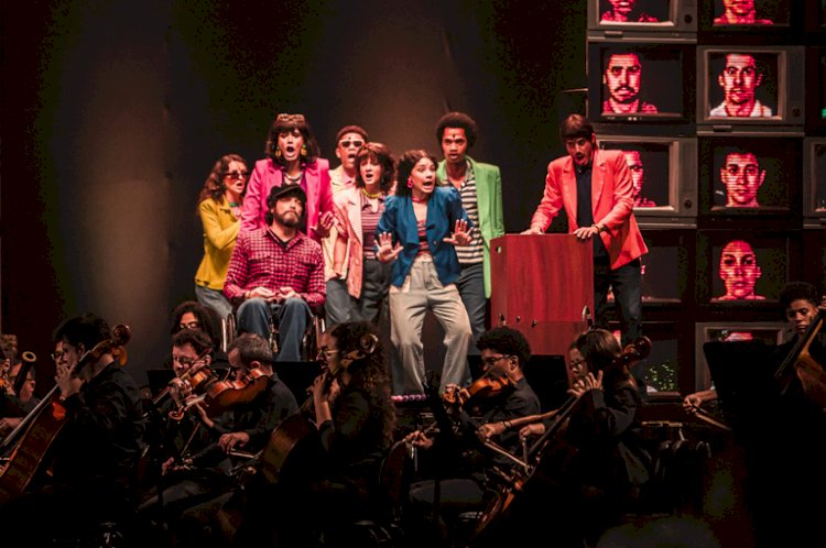 História de Marcelo Rubens Paiva vira ópera e atrai milhares de pessoas à praia de Copacabana