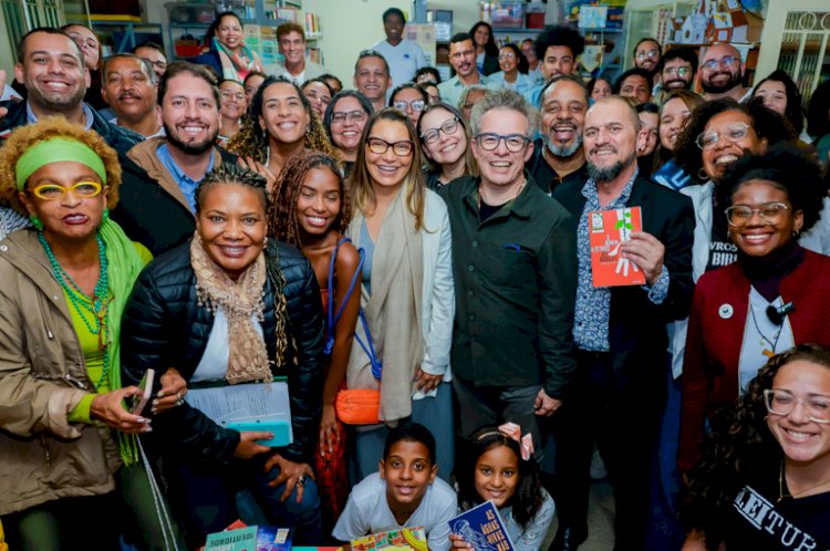 Margareth Menezes e Janja entregam novos livros do PNLD em biblioteca comunitária de Nova Iguaçu (RJ)
